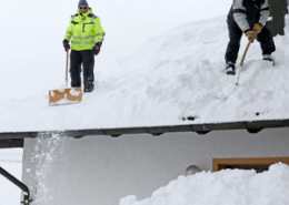 Roof-shoveling-in-Anchorage